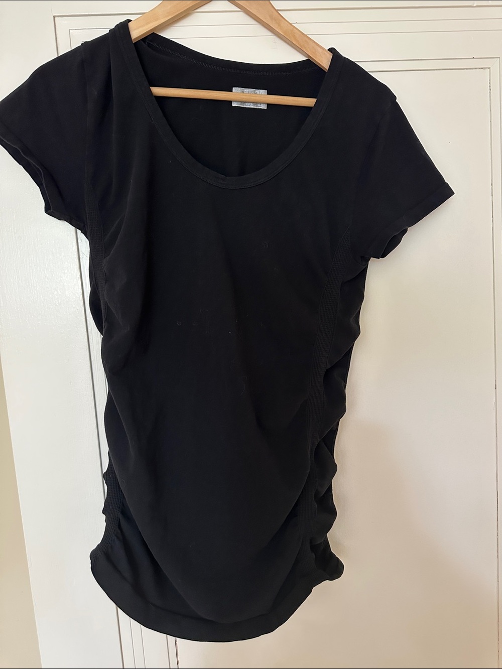 L-Athleta  Black Women’s Scoop Neck Short Sleeve Top - runched sides
